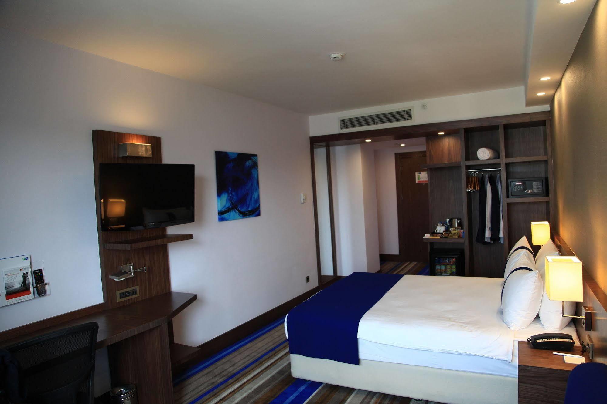 Liv City Hotel
